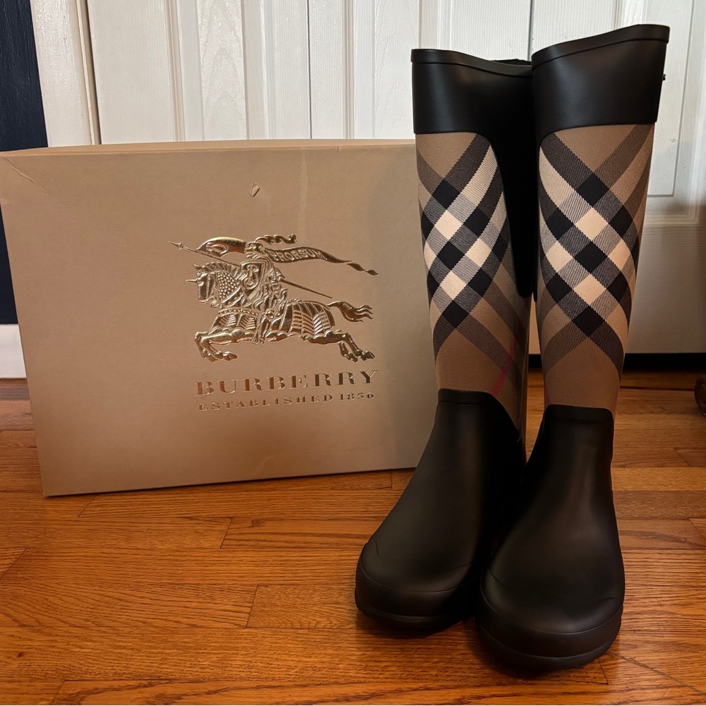 NIB Women's Clemence Signature Check Rain Boots